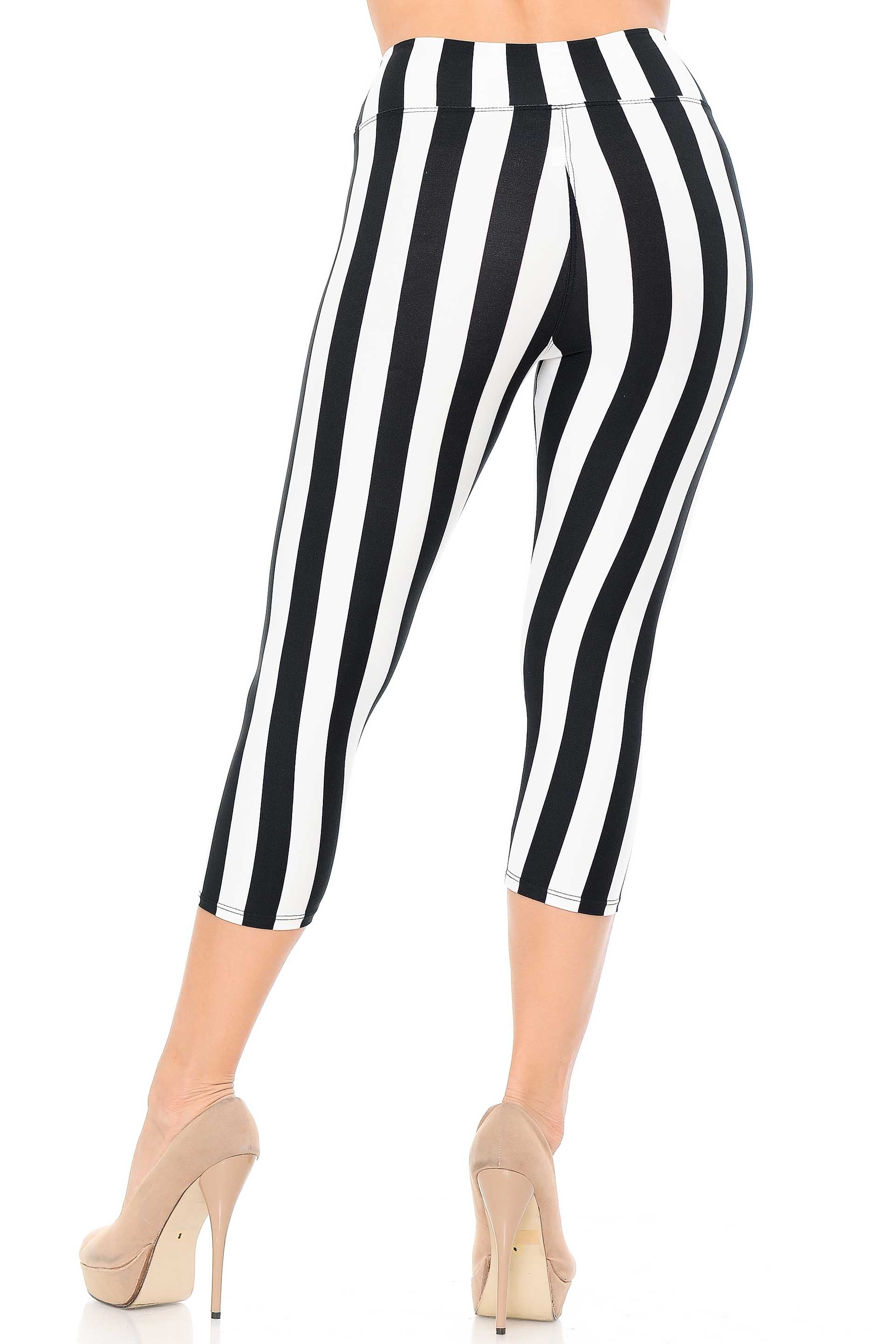 Buttery Soft Vertical Wide Stripe High Waisted Capris - 3 Inches (One Size Regular,Black)