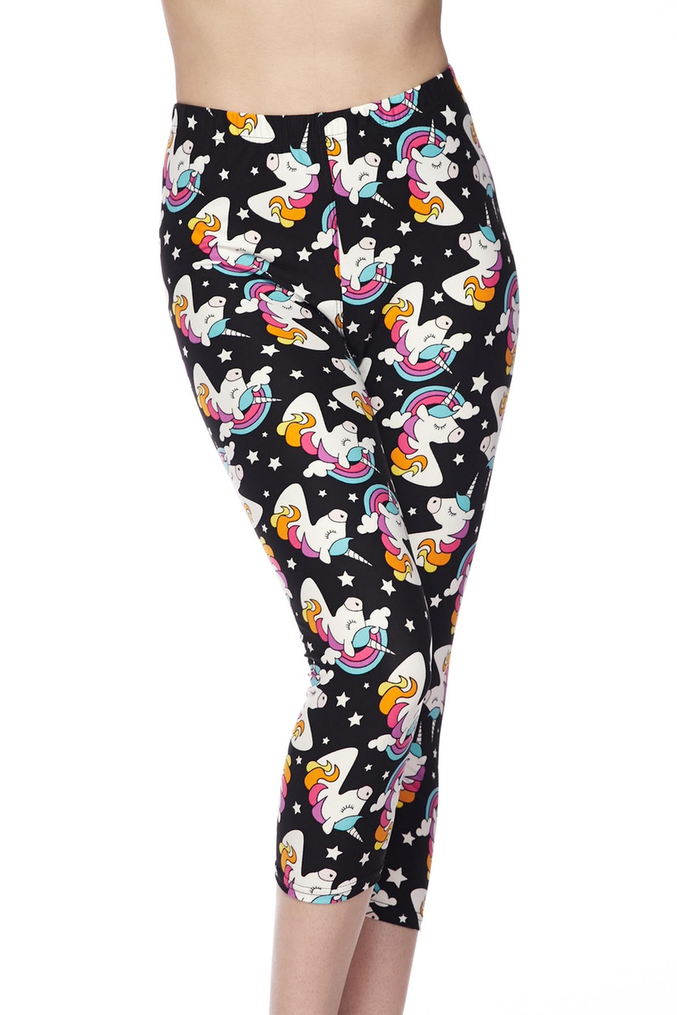Buttery Soft Dreaming Unicorns Plus Size Capris (One Size Plus,Black)