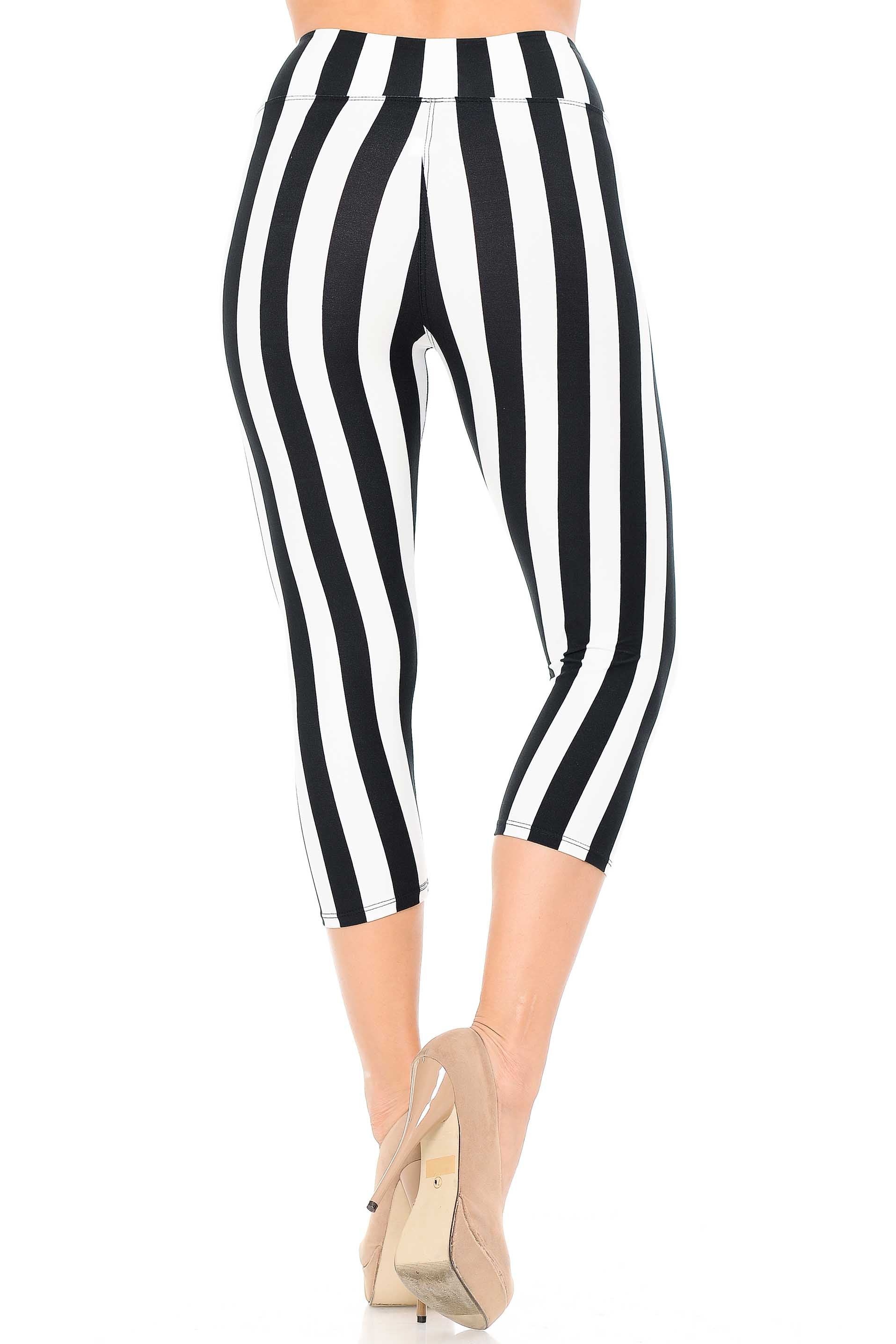 Buttery Soft Vertical Wide Stripe High Waisted Capris - 3 Inches (One Size Regular,Black)